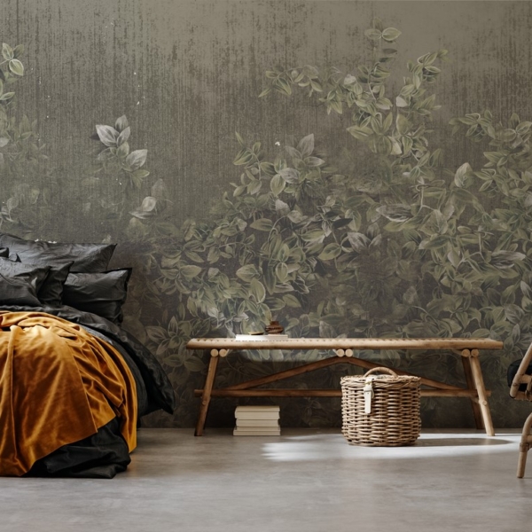 Zidni zid od zelenog bršljana na tamnoj pozadini