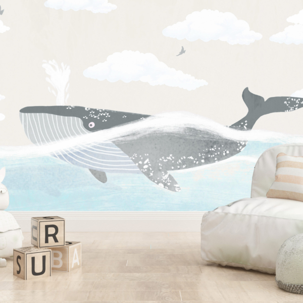 Kit u bež zidnom muralu