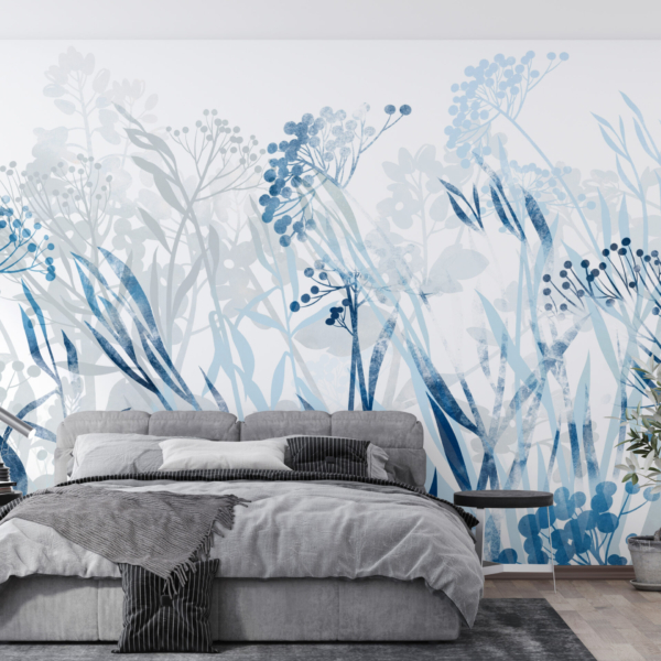 Plavo cvijeće u bijelom zidnom zidu