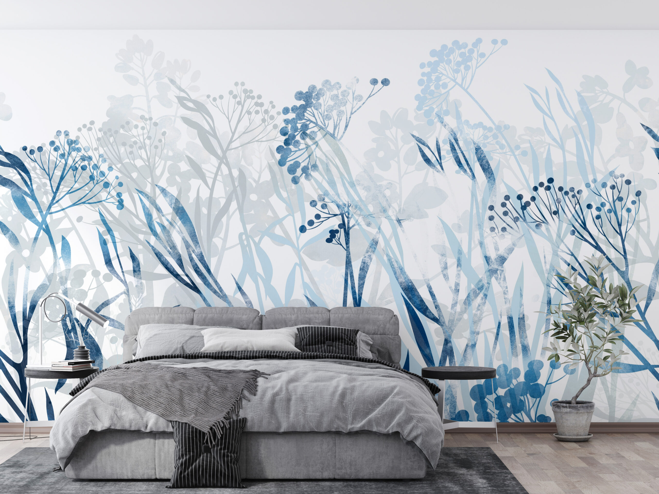 Plavo cvijeće u bijelom zidnom zidu